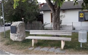 Bank mit Mülleimer und Hundekottütenspender