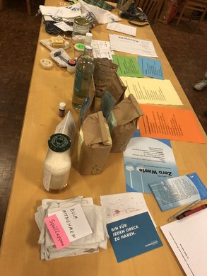 plastikfreie Beispiele wie Spüllappen, selbst hergestellte Putzmittel 