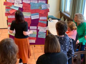 Personen vor Stellwand