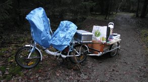 Fahrad mit Anhänger, beladen mit Thermoskannen und anderen Dingen