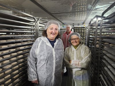 Marianna Lay, Stadträtin Grafing, Reinhard Riederer, Vorstand Ortsverband Grafing und Ottilie Eberl, Stadträtin Grafing besichtigen energieeffiziente Bäckerei (von links)