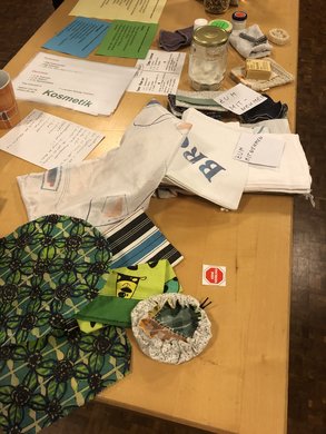 plastikfreie Beispiele wie Brotbeutel, Wachstücher, Shampoo