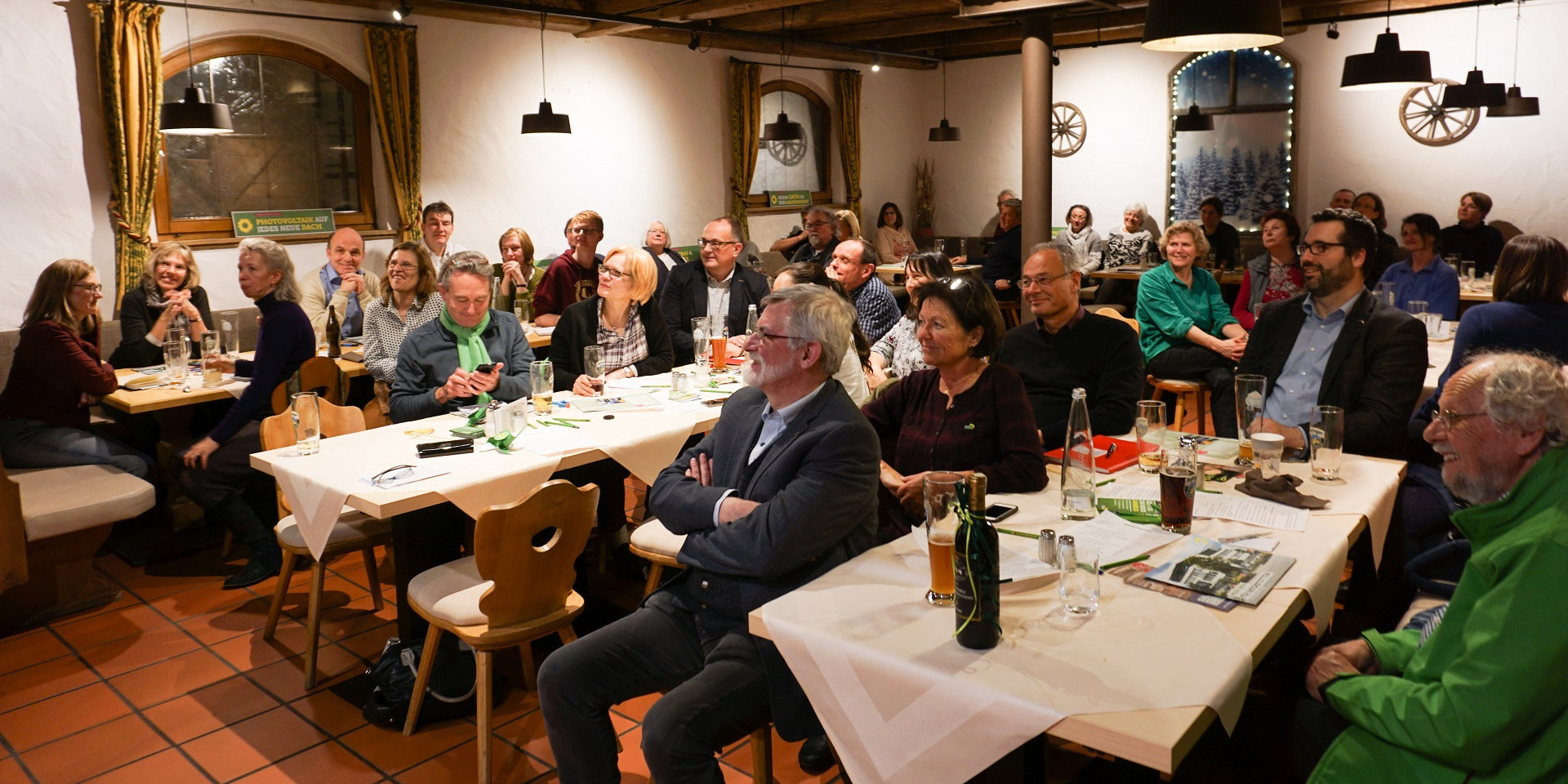 Über 50 interessierte Bürger*innen kamen, um sich die Meinung der Grünen Politiker anzuhören.