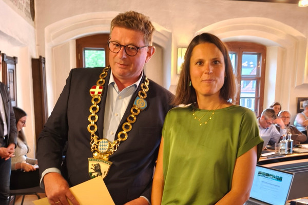 Stadträtin Theresa Stock und Uli Proske nach der Vereidigung