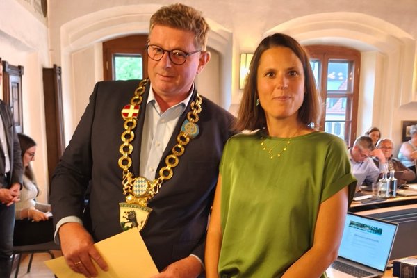 Stadträtin Theresa Stock und Uli Proske nach der Vereidigung
