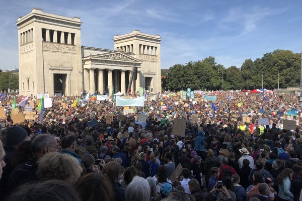 Bilder der Menschen bei der Fridays-for-Future-Demo auf dem Königsplatz