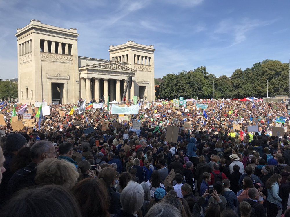 Bilder der Menschen bei der Fridays-for-Future-Demo auf dem Königsplatz