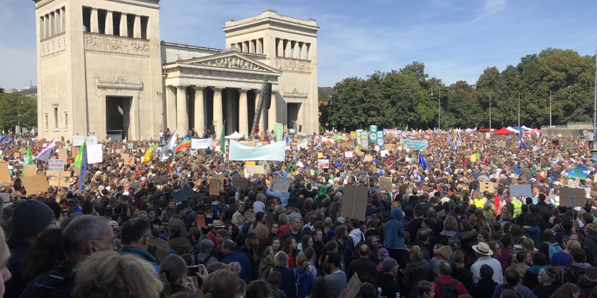 Bilder der Menschen bei der Fridays-for-Future-Demo auf dem Königsplatz