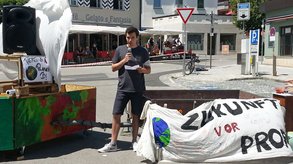 Niklas Fent spricht in Ebersberg