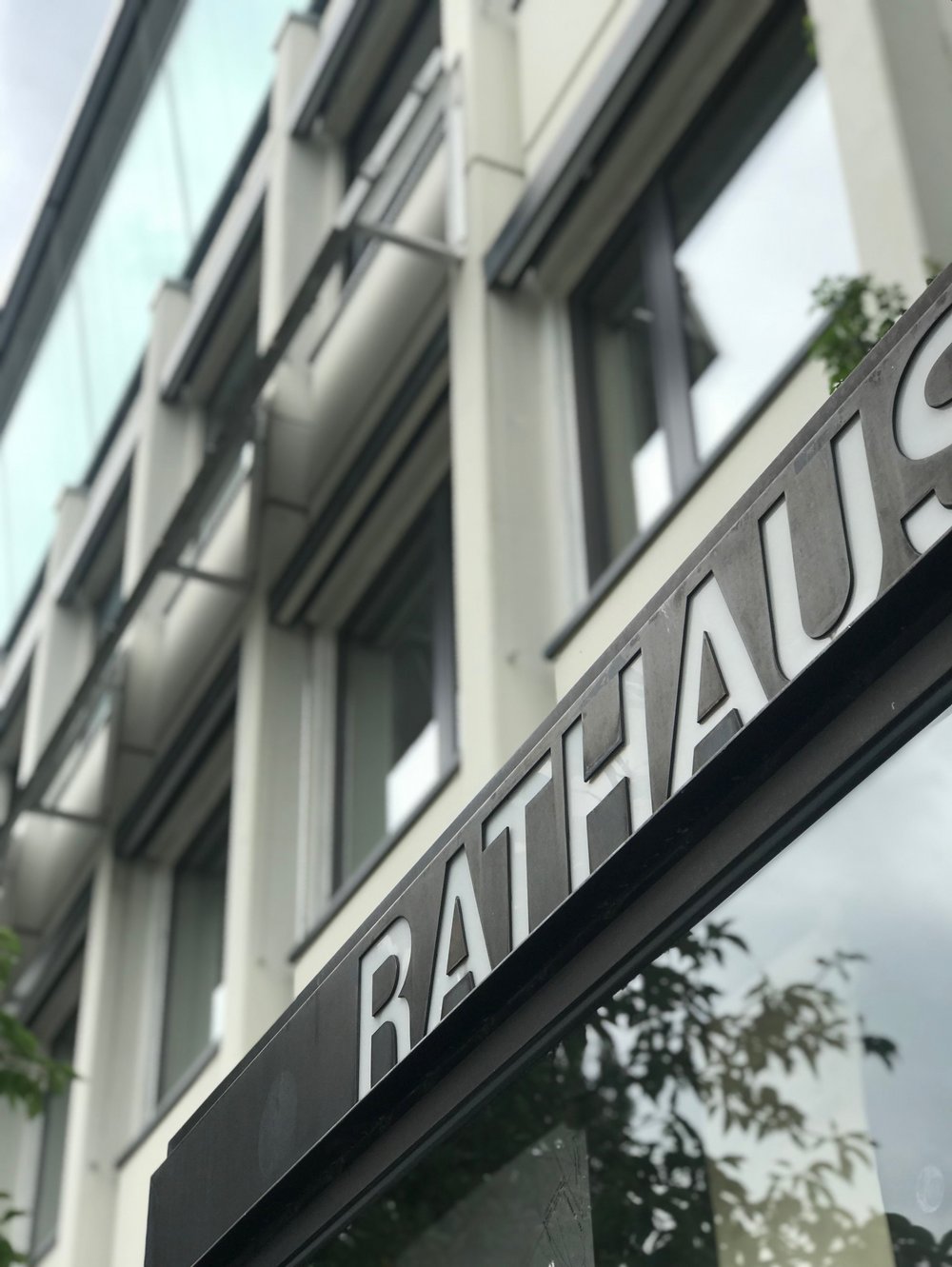 Schriftzug Rathaus am Vaterstettener Rathaus