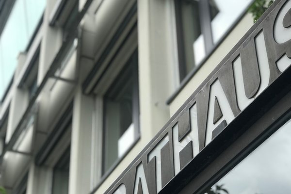 Schriftzug Rathaus am Vaterstettener Rathaus