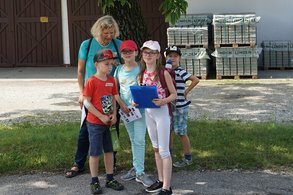 Gruppe von 4 Kindern mit Begleitperson