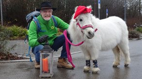 David Göhler mit weißem Pony und Lateren