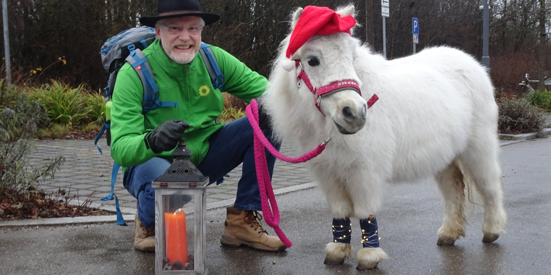 David Göhler mit weißem Pony und Lateren