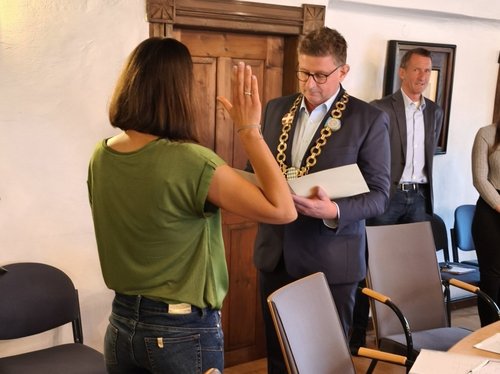 Theresa Stock wird von Bürgermeister Uli Proske als Stadträtin vereidigt