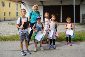 Gruppe von 5 Kindern mit Begleitperson