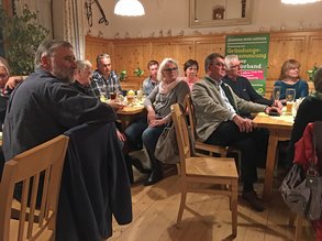 Raum mit vielen Gästen