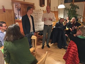 Florian Siekmann und Matthias Linnemann sprechen vor Gästen